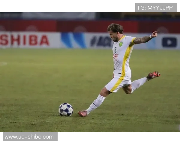 莱切门将谈点球扑救：误以为伊尔迪兹主罚幸运用脚挡出点球